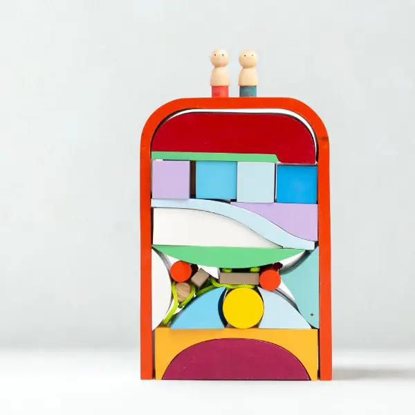 Los niños se imaginan jugando en una marina de madera