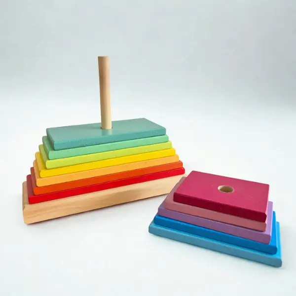 Niña jugando con Torre de encastre_