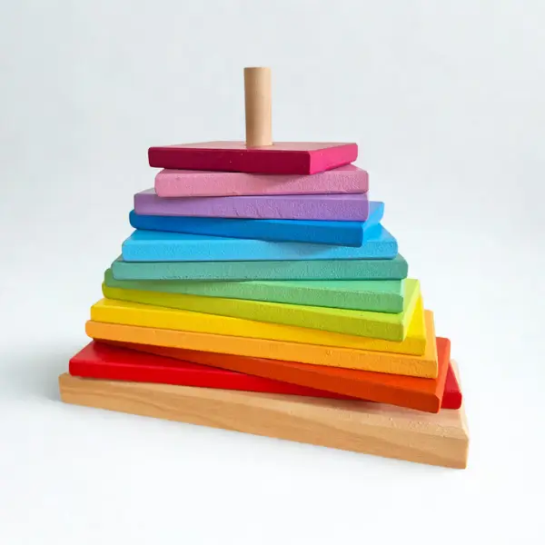 Niña jugando con Torre de encastre_