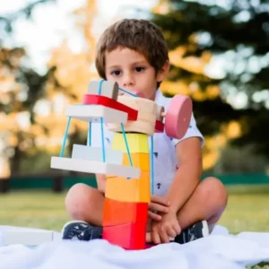 Niño jugando con Grúa_